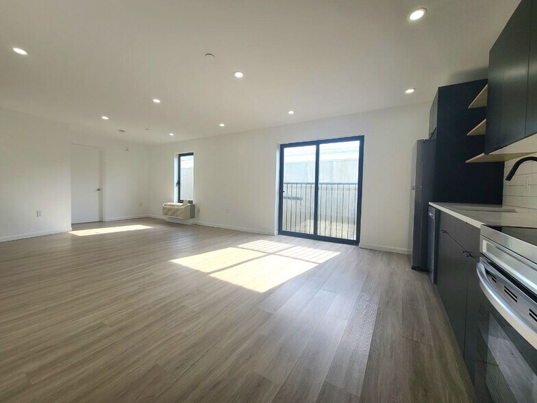 Building Photo - 556 Market St