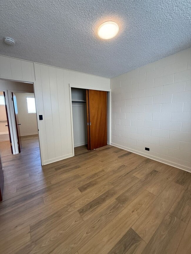Building Photo - Refreshed - 2 bedroom, 1 bath unit in grea...