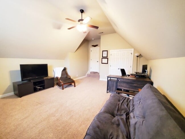 Building Photo - 263 Lake Valley Dr