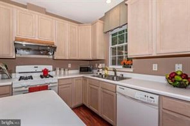 Building Photo - WELL MAINTAINED TOWNHOUSE WITH ONE CAR GARAGE, DECK,