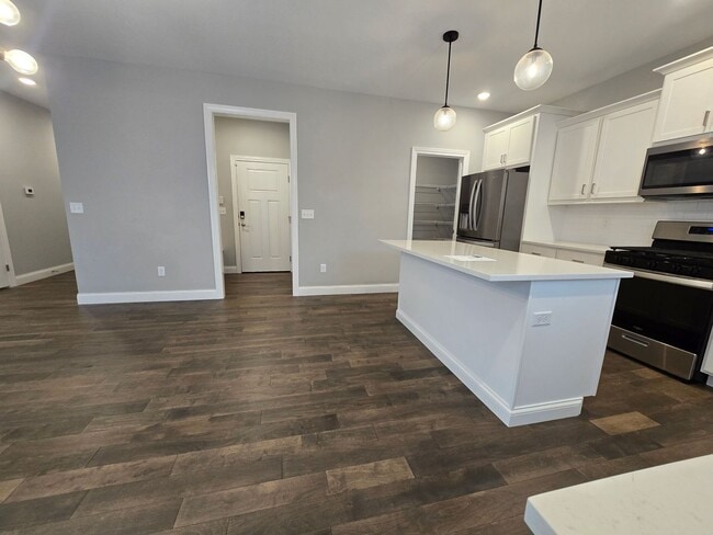 Building Photo - 6 Bedroom Home in Brookridge Estates