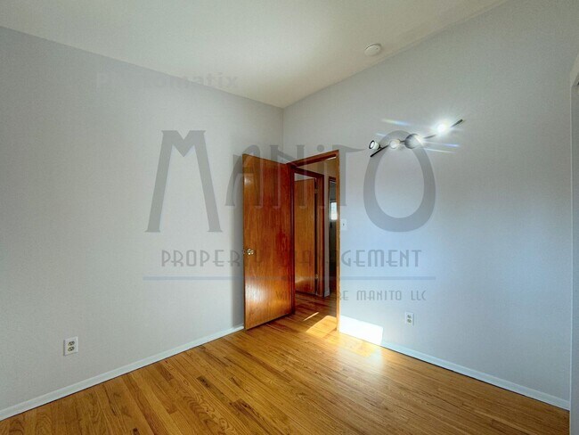 Building Photo - Clean & Quiet Northside Home