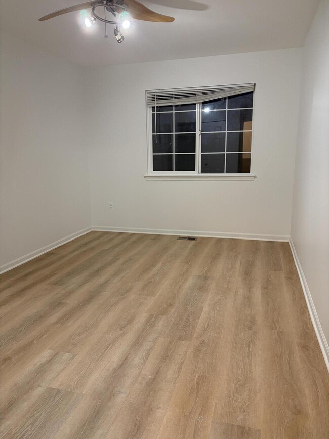 Building Photo - 3245 Reeves Dr