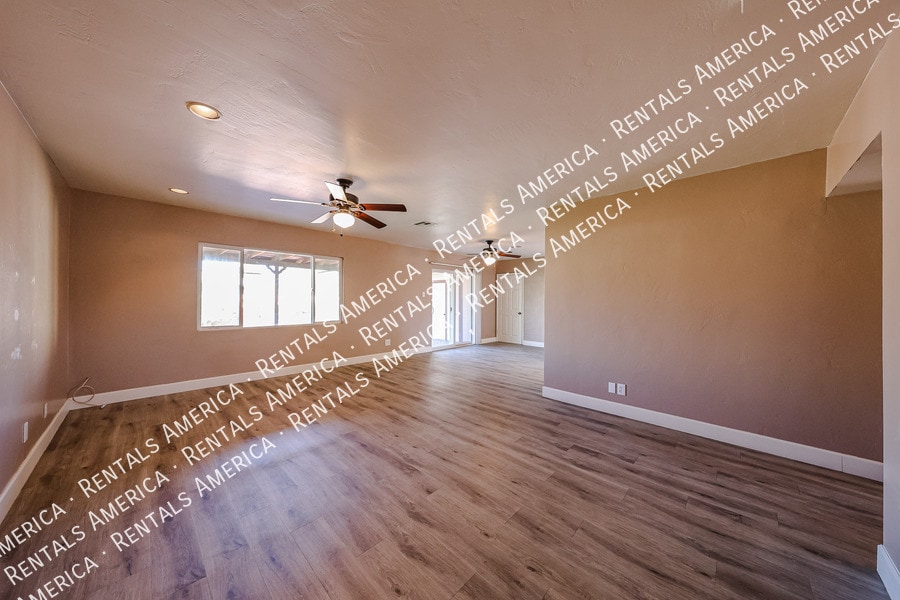 Building Photo - 6924 E Cheery Lynn Rd