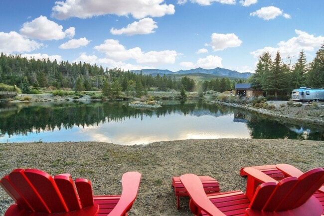 Building Photo - Move In Special! Furnished! Updated 3bed/3...