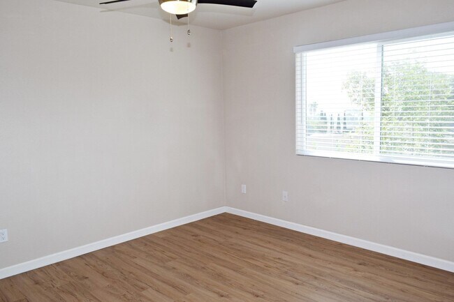 Building Photo - 2BR, 1BA Apartment Unit - Open Floor Plan, No Carpet , Double Pane Windows, and 1 Assigned Parkin...