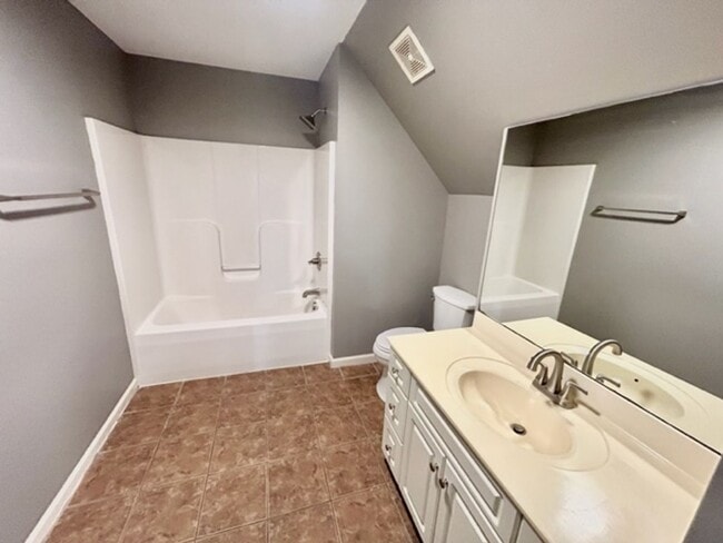 Building Photo - Beautiful 4 Bedroom 3 Bath Home in Lake Forest!