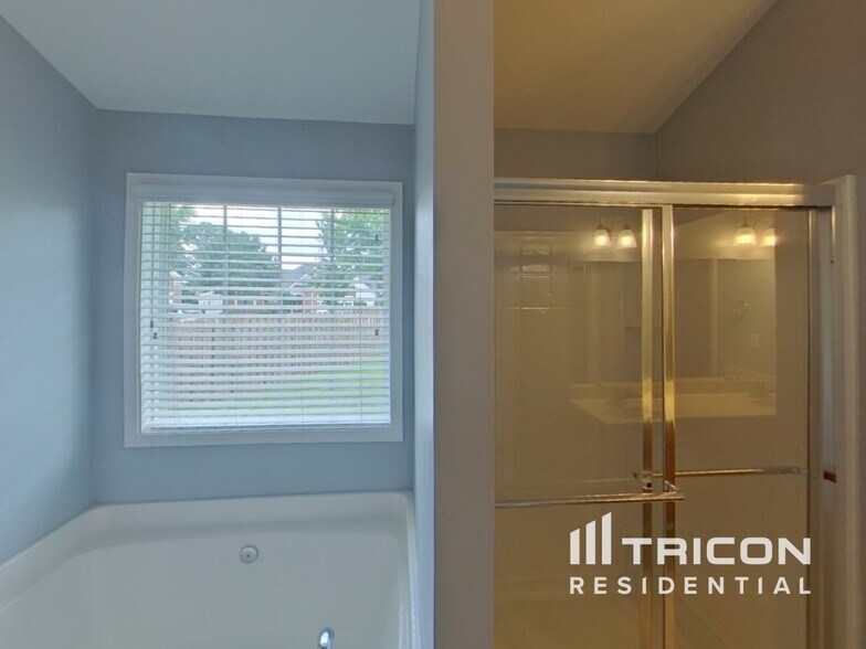 Building Photo - 247 Lantana Dr