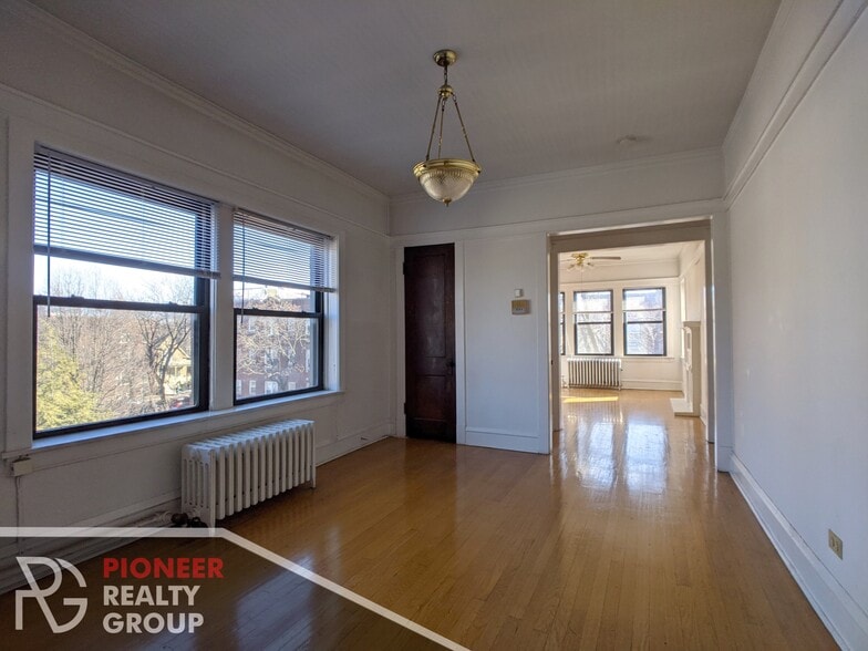 Building Photo - 1448 W Cornelia Ave