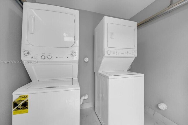 Building Photo - 2 bedroom in Hallandale FL 33009