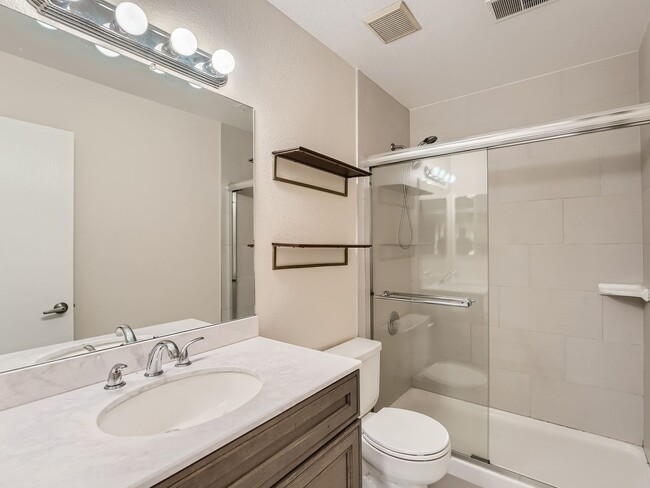 Building Photo - Charming 2 Bedroom 2.5 Bath in Lakewood!