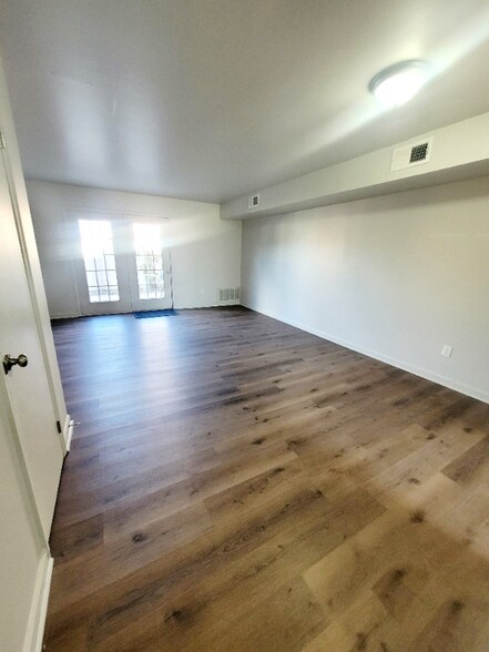 Building Photo - 2 Bainbridge Ave