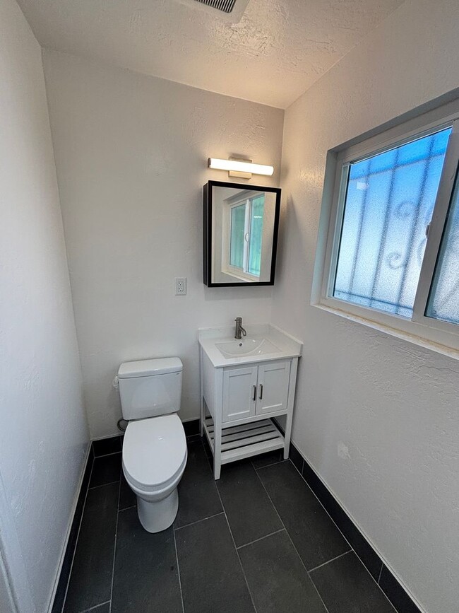 Building Photo - Spacious 3BR, 2Bath House Oakland | $35=00 | Newly Remodeled | Se Habla Español