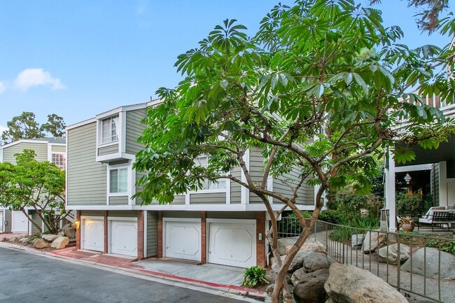 Building Photo - TWO BEDROOM HOA CONDO WITH TWO GARAGES