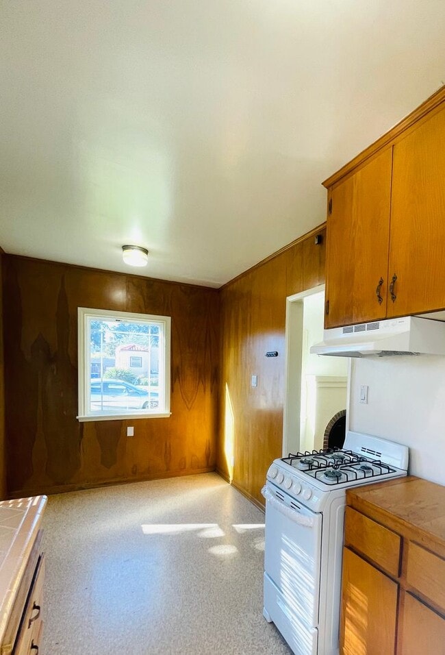 Building Photo - 482