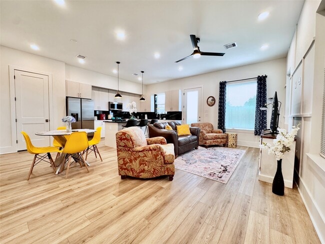 Building Photo - 225 Noras Ln