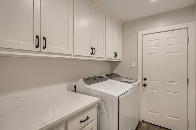 Building Photo - Charming Prestonwood home with peaceful backyard oasis