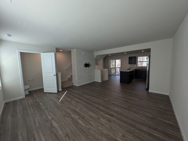 Building Photo - Pristine Townhome located in the North End Commons Community!