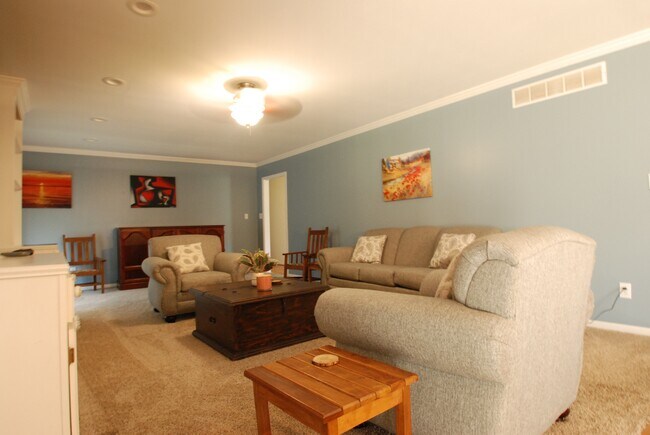 Building Photo - 13 Tanglewood Dr