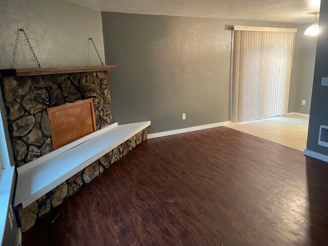 Building Photo - Pet Friendly 2 Bedroom in Lebanon!