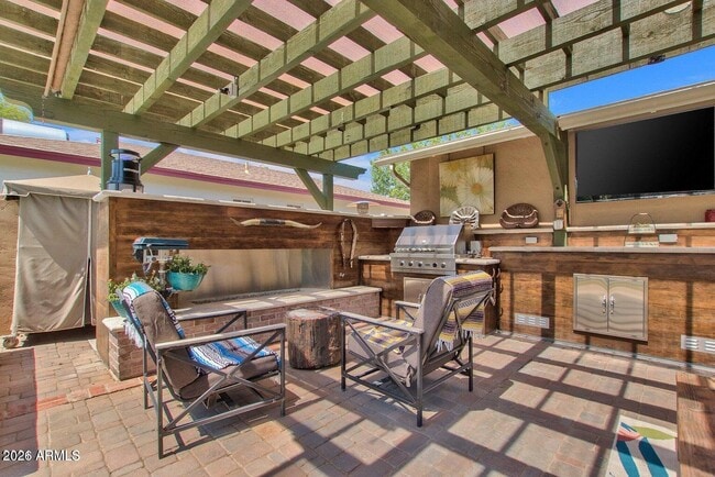 Building Photo - 6621 E 4th St