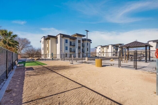 Building Photo - 983 W State St