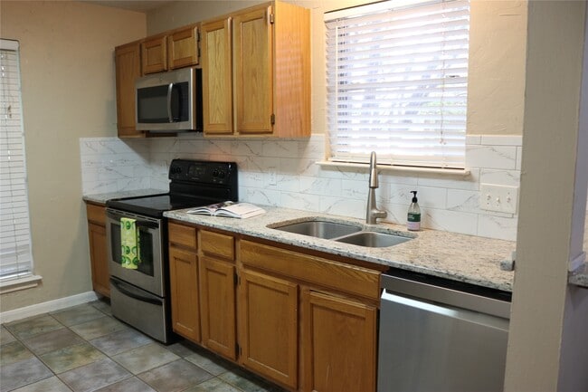 Building Photo - 10926 Waterview Cir