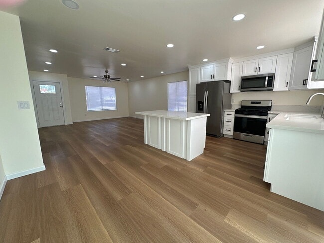 Building Photo - Single level 3BR, 2 BA, 2 car garage