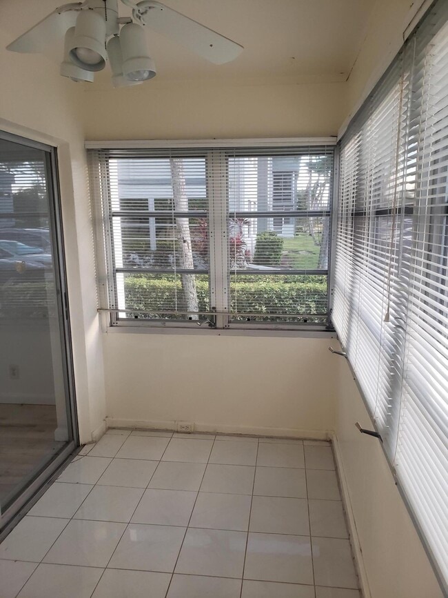 Building Photo - 688 Burgundy L