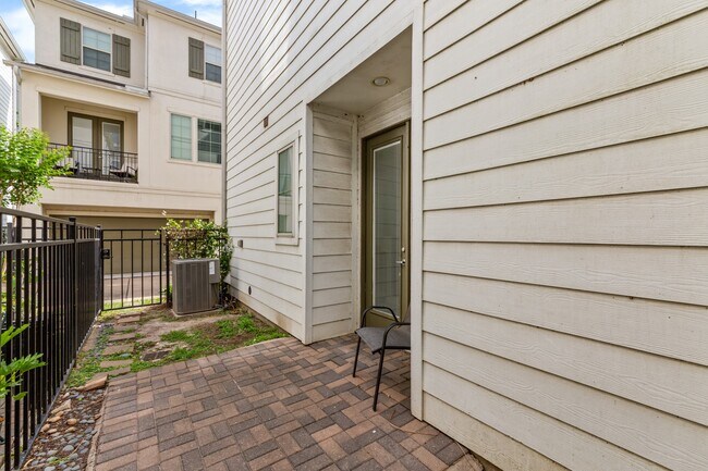 Building Photo - 18 Hermann Park Ct
