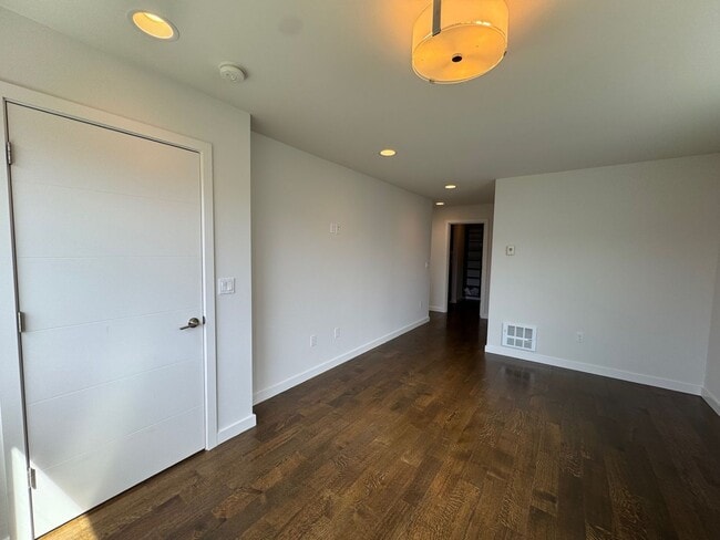 Building Photo - Modern 2 bed 2 bath townhome in Eastlake with panoramic view of Lake Union