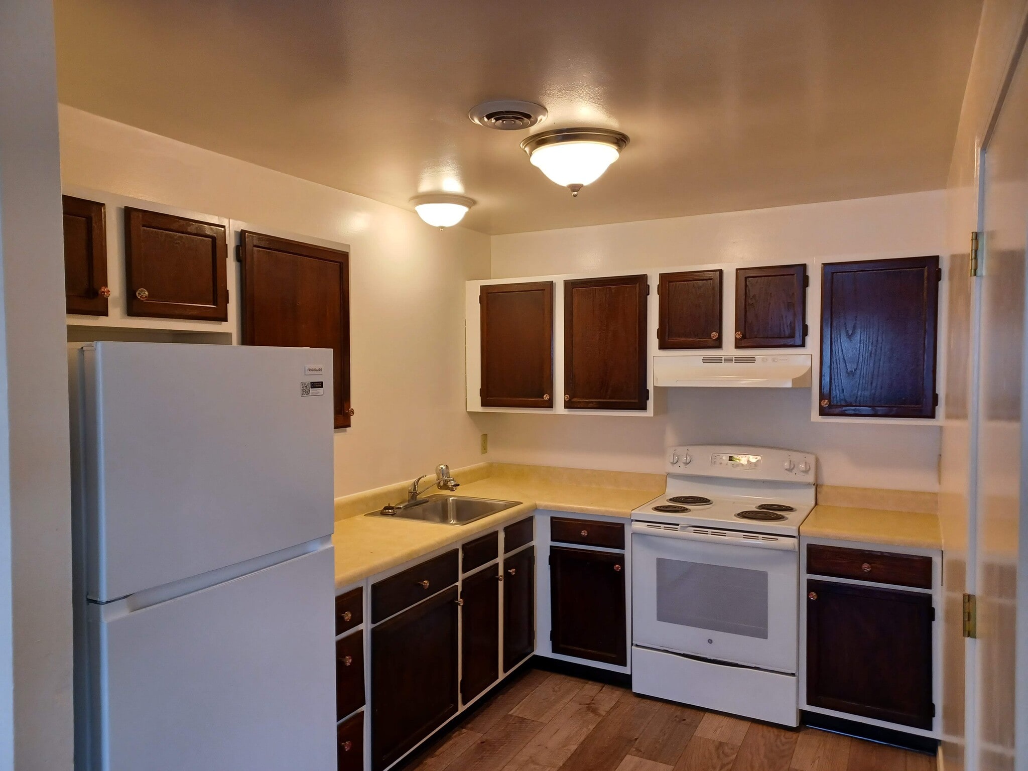 Kitchen - 1606 Campus Dr
