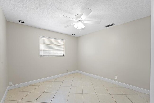 Building Photo - 1120 E Tropical Way