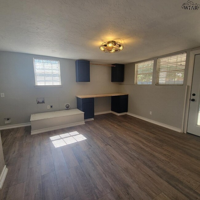 Building Photo - 4444 Phillips Dr