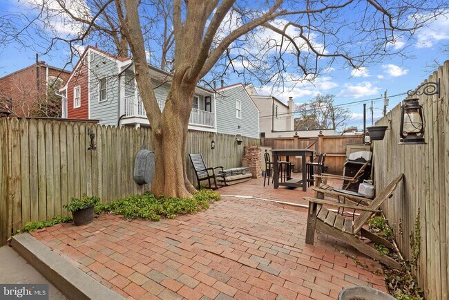 Building Photo - 810 Queen St