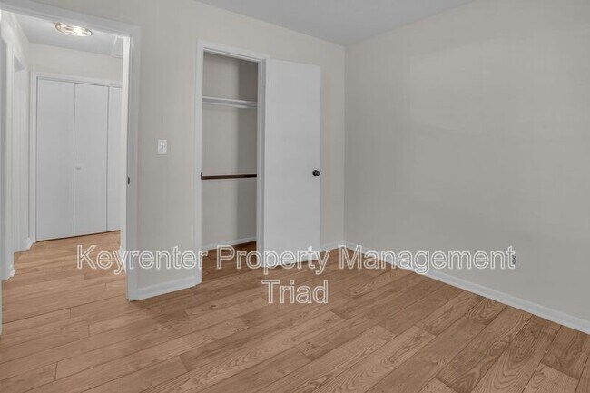 Building Photo - 5110 N Oaks Dr