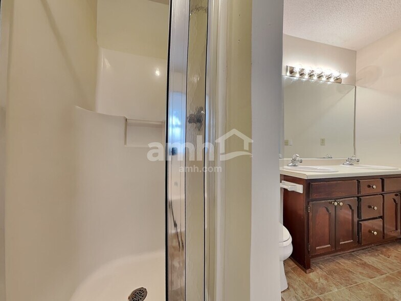 Building Photo - 401 Streamview Ln