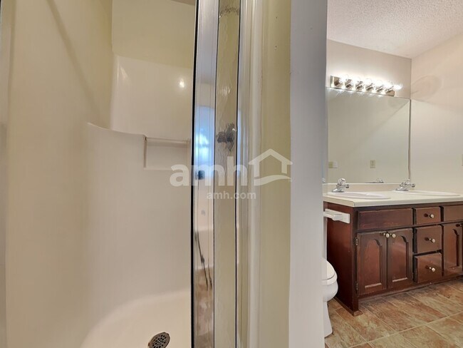 Building Photo - 401 Streamview Ln