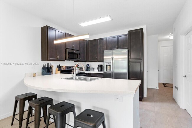 Building Photo - 6285 SW 47th Manor