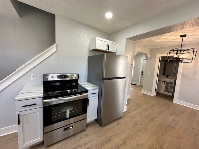 Building Photo - 215 E North - 4 Bedroom/1 Bathroom Home Do...
