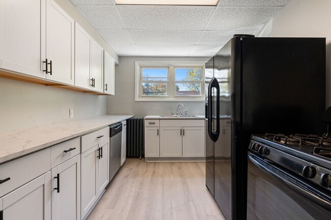 Building Photo - 3 bed 1.5 bath - freshly updated top to bottom, dishwasher, laundry, off street parking