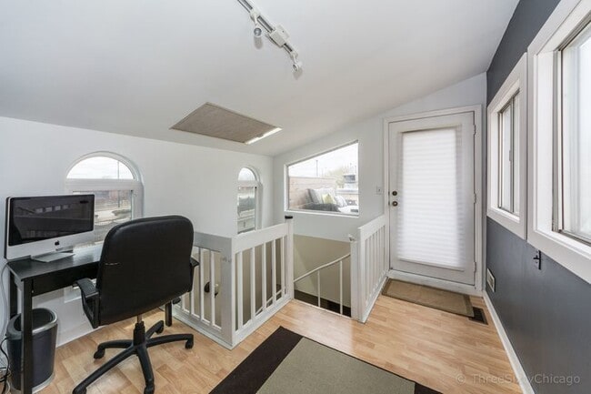 Building Photo - 1180 S Plymouth Ct