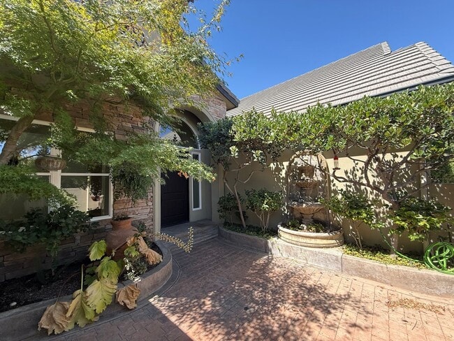 Building Photo - Stunning Seven Oaks Home!