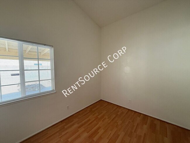 Building Photo - 37516 Lilacview Ave