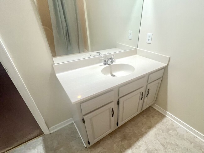 Primary ensuite with double vanity - 2540 Providence Creek Rd