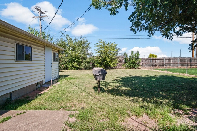 Building Photo - 433 Showalter Dr