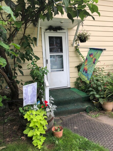 Building Photo - 1273 Queen St