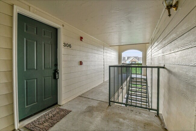 Building Photo - $2,195.00, 2 bed, 1 .5 bath located in Aur...
