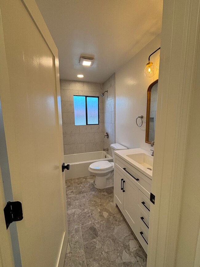 Building Photo - 1 Bedroom 1 Bathroom Studio in Pacific Beach.