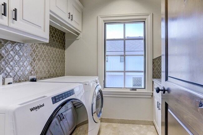 Building Photo - 3749 Olympia Dr